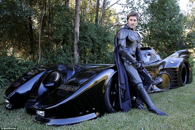 一名来自雪梨，名叫Zac Mihajlovic的29岁青年，因为喜欢蝙蝠侠，在他的后院建造了一台1:1比例的蝙蝠车。