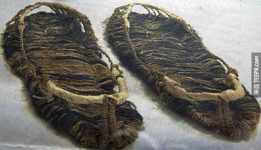 这双凉鞋也是在古墓中找到的，由他的妻子用头发编织而成。