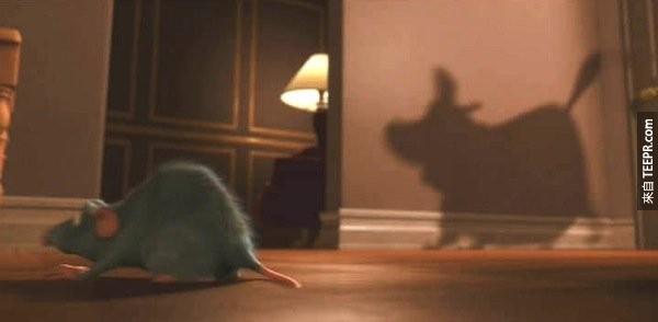 天外奇蹟中Dug也有出現在電影料理鼠王中老鼠產生的影子中。