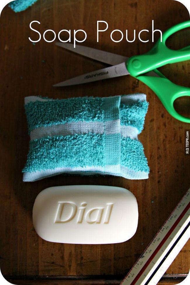 10. 把旧毛巾改装成放肥皂的袋子。