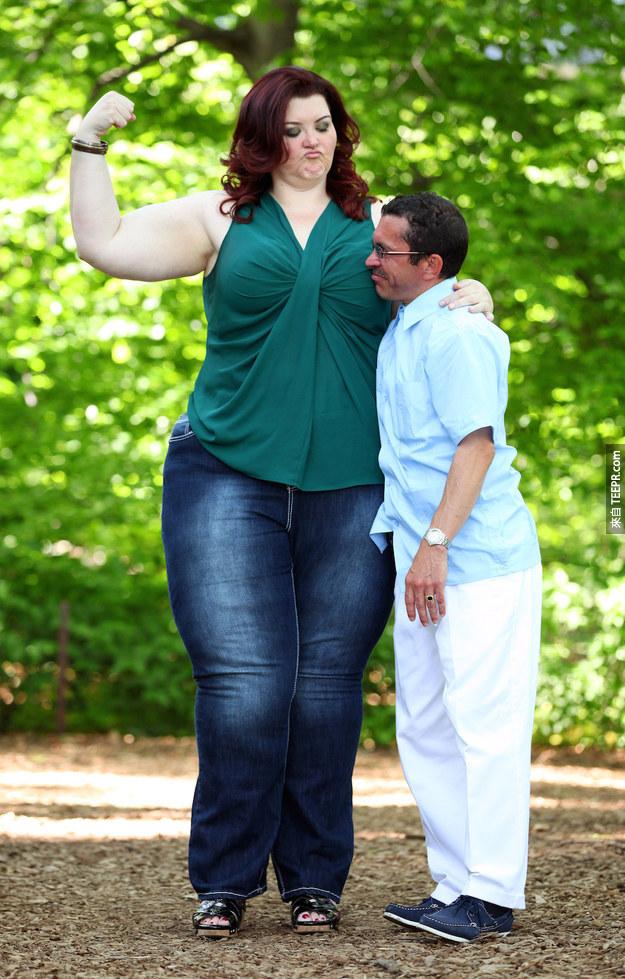 以下這張照片裡面她正在美國紐澤西跟她的最大的客人Sergio Miranda 見面 (Sergio只有161公分)。