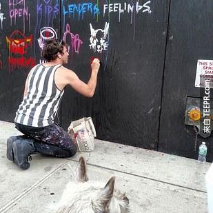 James 也在紐約的塗鴉牆上畫上了Elmo 的畫像，紀念這段最後的回憶。