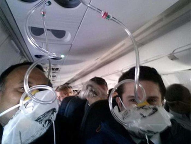 1.) 机长说 "我们飞机现在正遇到了紧急情况，请拉下氧气面罩。还有，请不要自拍。"