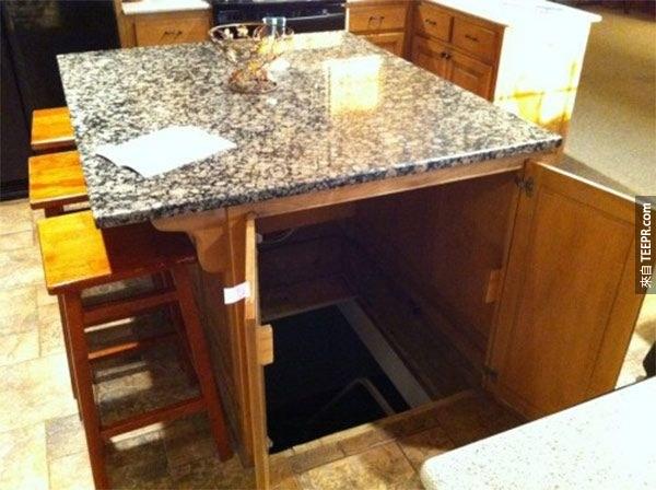 12. 把酒窖，地下室的入口藏在厨房的神秘角落。