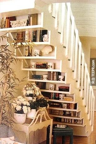 6. 在楼梯间展示你的书本收藏。