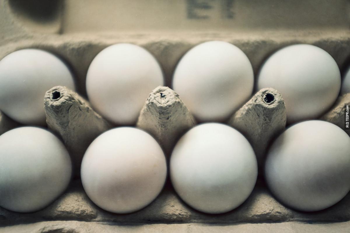 1. 雞蛋：很多人以為可以把蛋放到微波爐裡面，但是微波爐快速的加熱會在蛋裡製造出太多的蒸汽，導致整個蛋爆掉。