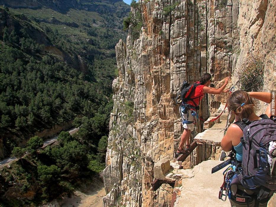 登上世界上最危险的步道：马拉加(Malaga)西班牙(Spain)。