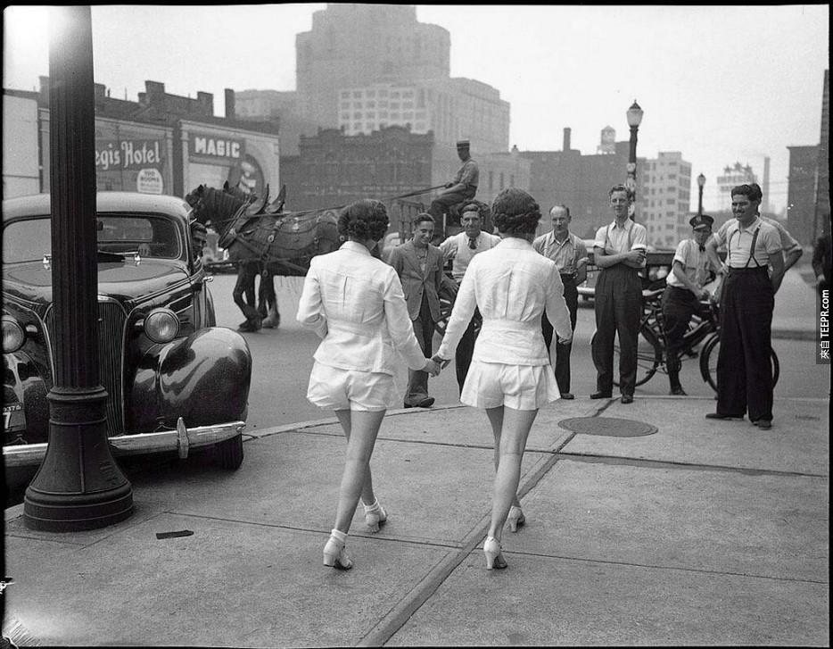 在多倫多，兩位女性第一次將雙腿展露給大眾。(1937年)