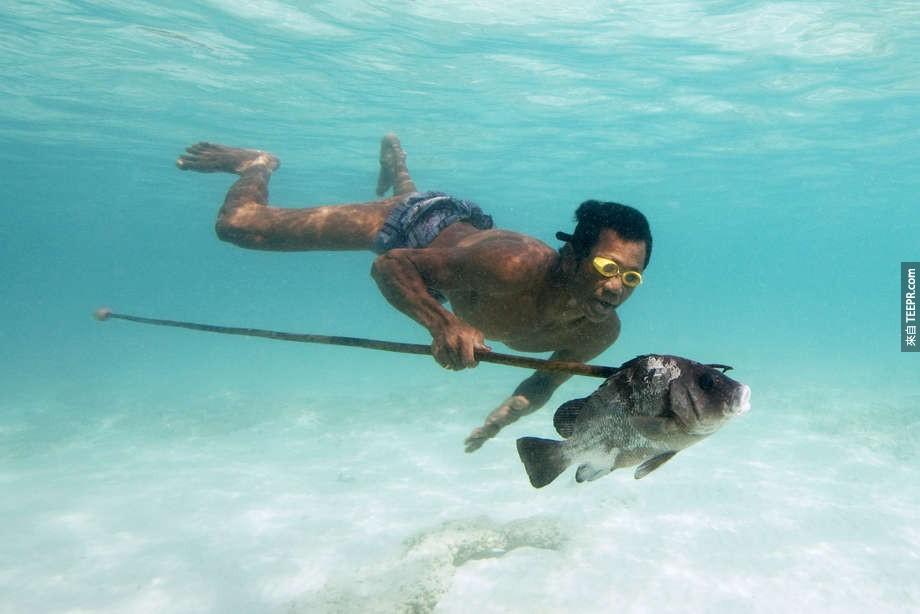 丹老群岛：跟水性超好的莫肯人(Moken)一起游泳。