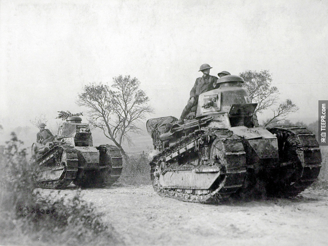 2.) 在第一次世界大战时，坦克车首次被使用在战争上，而当时的人称坦克为“陆战船”（ Landships）。