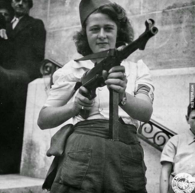29.) Simone Segouin 拿着德国 MP 40 型号的枪支。