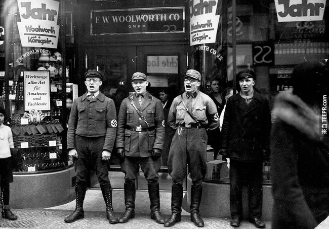 3.) 纳粹党正在对人民唱歌，希望大家积极抵制犹太人商店，1933。