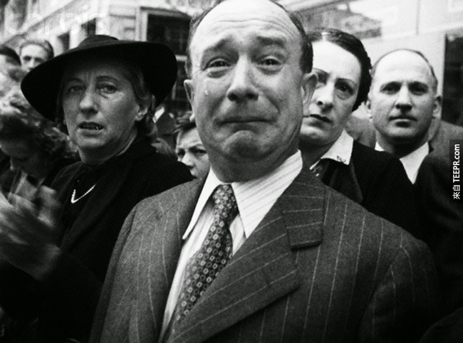 18.)一位法国人哭了，因为纳粹的占领，1940。