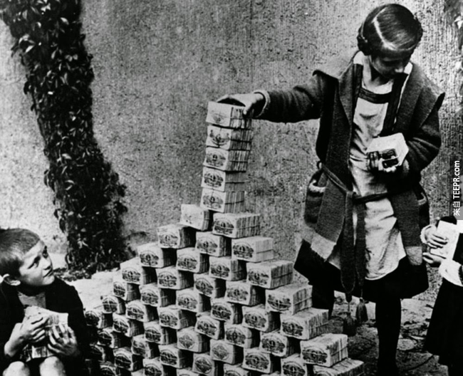 1.) 正值威瑪共和國時期的德國，遇上了惡性通貨膨脹，小孩們正在玩著一堆又一堆的錢，1922。