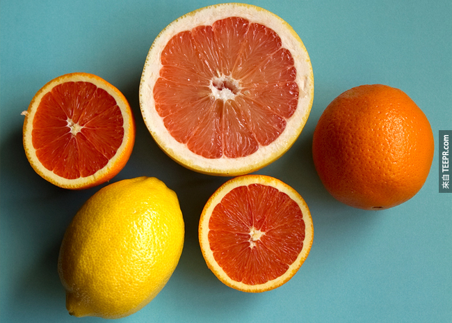 1. 柑橘类：虽然维他命C已经被证实，对于感冒没什么疗效。但柑橘的果肉中确实有黄酮类化合物可以增强你的免疫力。