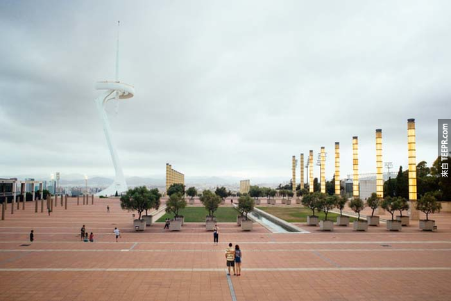 西班牙巴塞罗那(Barcelona, Spain)的前电视塔，建于1992年的夏季奥运，至今仍在使用。