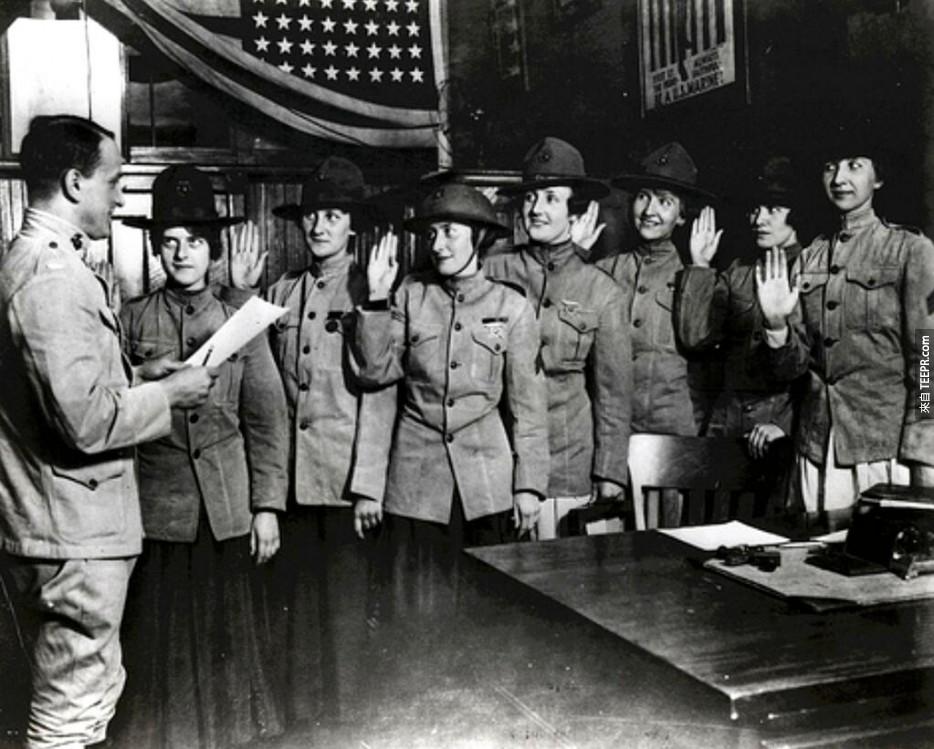 最早的宣示加入美國海軍陸戰隊的幾位女人。(1918年8月)