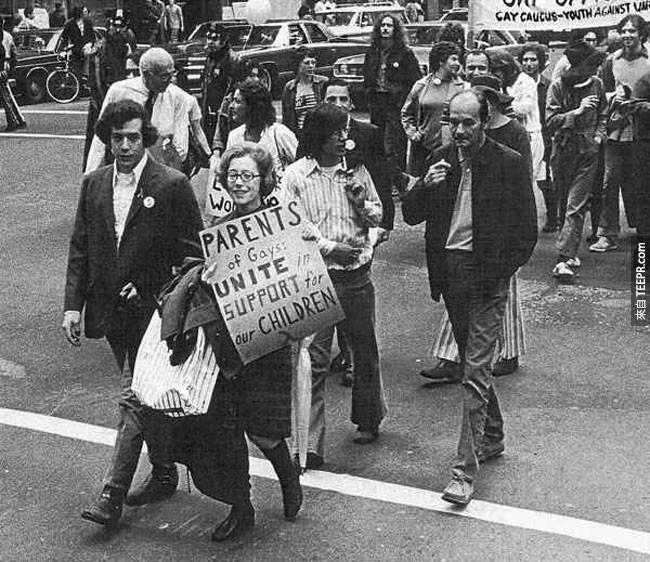 珍曼佛特(Jeanne Manford)在同志大遊行時，帶著她的同志兒子一起走。(1972年)