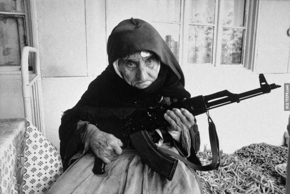 一位106的美國老奶奶使用AK-47步槍捍衛她的家園。(1990年)