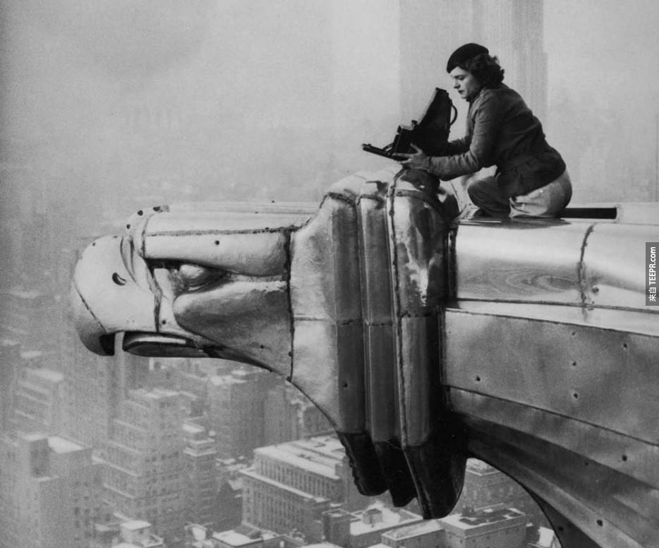 攝影師瑪格麗特·伯客·懷特(Margaret Bourke-White)爬到克萊斯勒大廈(the Chrysler Building)上頭。(1934年)