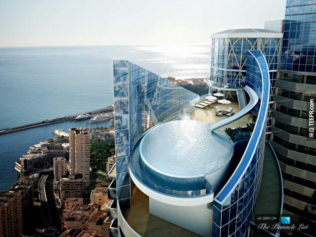 在摩納哥摩天大樓頂樓的頂級公寓，可以俯視美麗的地中海海景。