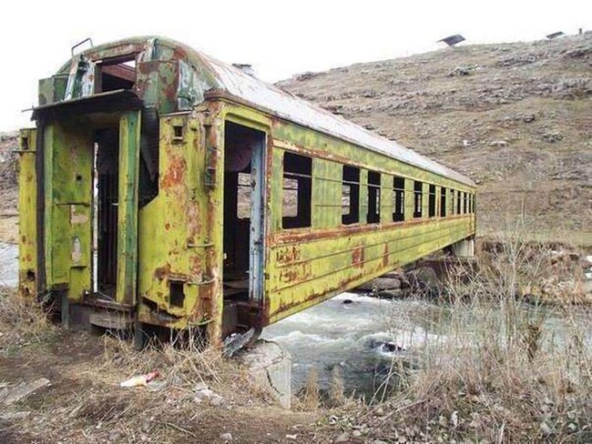 用旧火车车厢当桥梁。