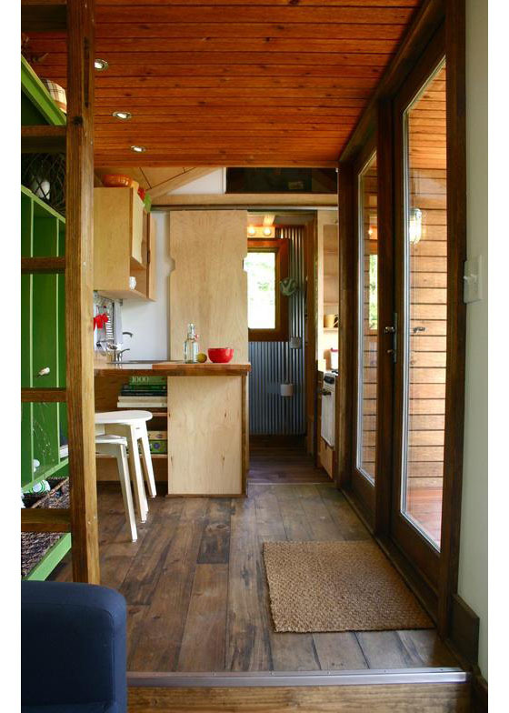 善用走廊空間，讓小小的房屋有延伸的感覺。