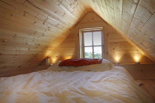 见见这看起来非常舒适的床，加上木制的屋内，有没有一点心动？