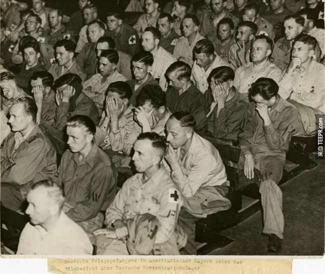 32.) 纳粹党士兵的反应就好像他们是被迫要专心看集中营影片。