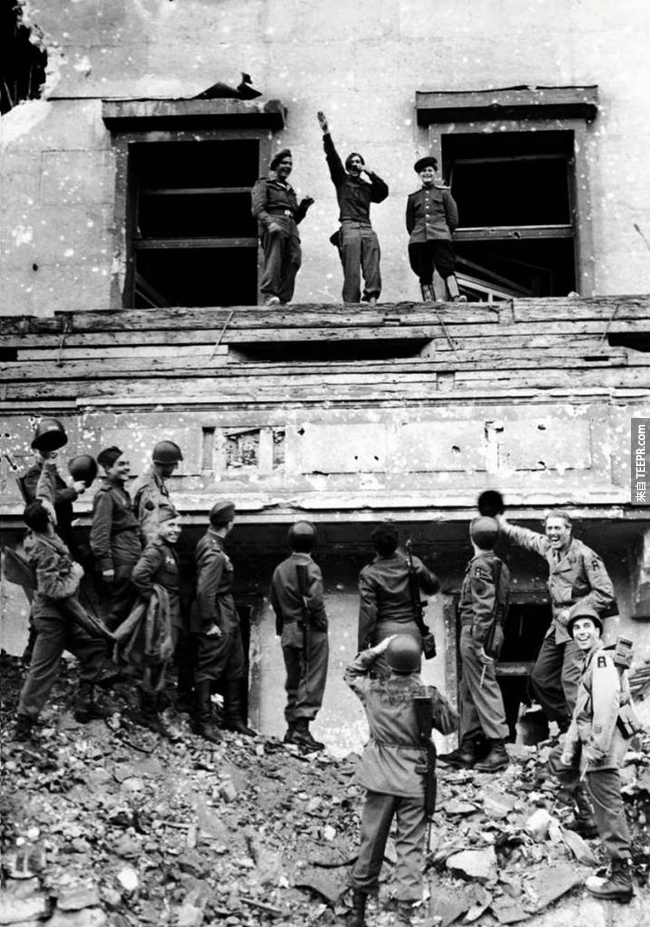 31.) 盟军士兵嘲笑希特勒在帝国总理府的阳台，1945。