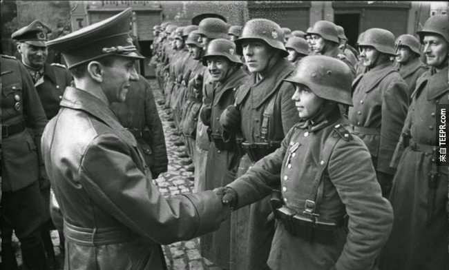 30.) Joseph Goebbels 和年轻新进的德国军人， 1945。
