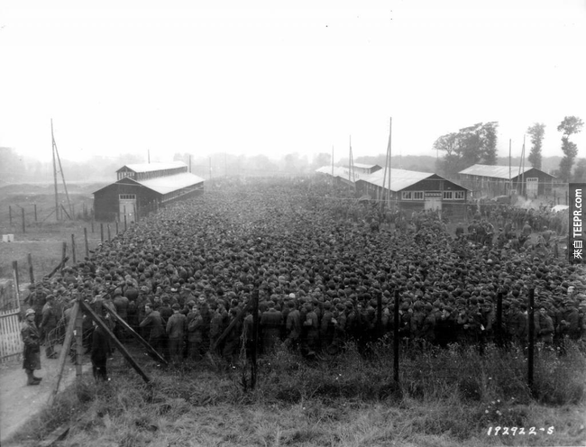 26.) 德国战俘大量涌进战俘营。