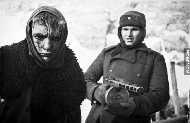 24.) 苏联在史达林格勒获得胜利后，德国战俘被士兵送离的画面。