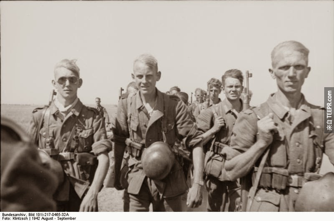 21.) 德国部队行军至史达林格勒，1942。