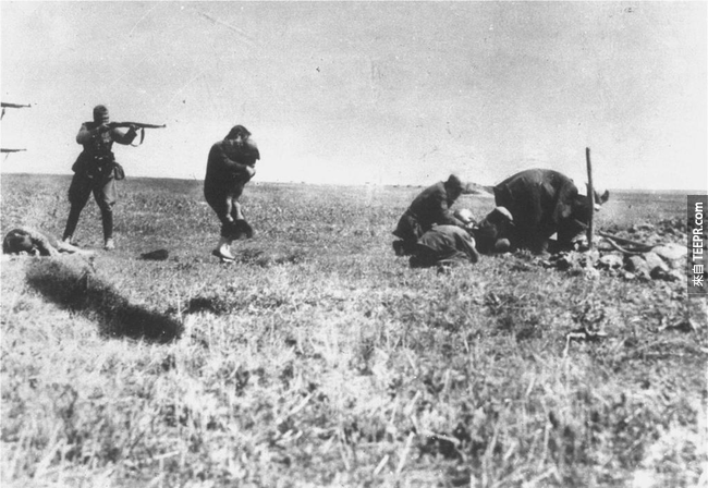 20.) 德国党卫军（敢死队 ）German Einsatzgruppen (death squads) 正在杀害乌克兰犹太人， 1942。