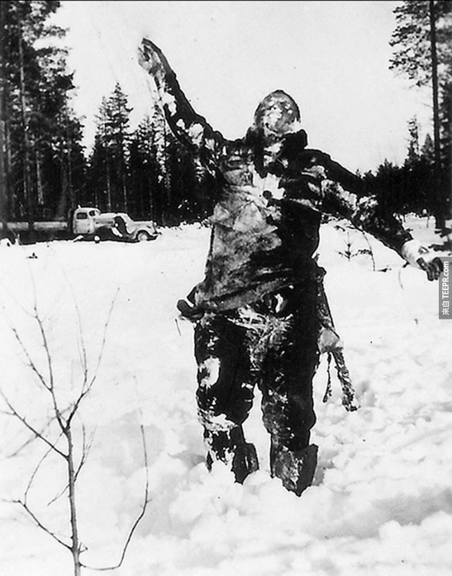 111.) 一个冻僵的苏联战士看似被芬兰士兵支撑住了，其实这都是苏联要入侵的心理战。