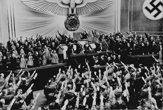 8.) 對希特勒投以掌聲與致敬的納粹黨軍隊，當時他們成功地併吞了奧地利，1938。