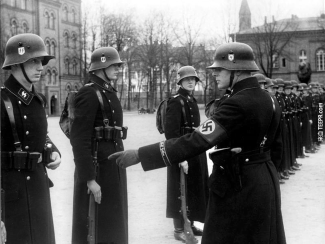 7.) 希特勒在柏林专属的贴身保镖，1938。