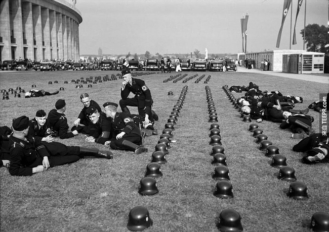 纳粹党军队参加柏林奥运的画面，1936。