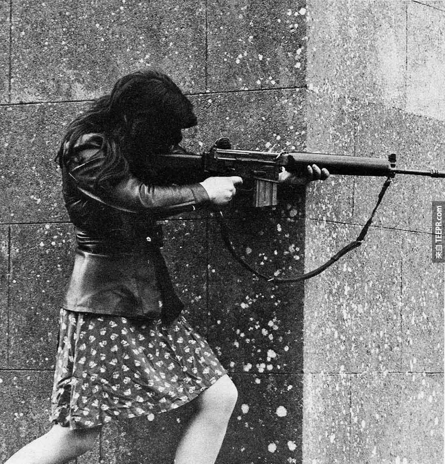 338.) 一名 IRA 女战士拿着她的突击步枪， 1970 年代。