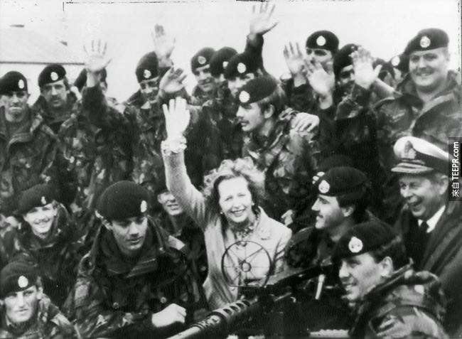 40.) 阿根廷在福克兰战争投降后，撒切尔夫人（ Margret Thatcher）和英国军队的合照。