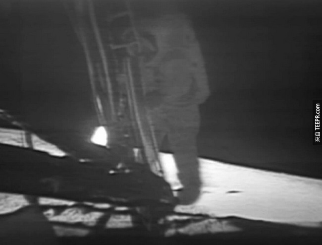 3. 在1865年，《从地球到月球》的作者儒勒·凡尔纳(Jules Verne)就已经预测了阿波罗号(Apollo)会登陆月球。在他的故事中，他预测，火箭将在佛罗里达(Florida)发射、将会有三位太空人、太空失重的感觉(但当时并不晓得在太空的时候，重力会是怎么样)，重点是，他还精准地预测到太空船将会降落在月球的座标北纬27°7'西经5°7'。(怎么可能啦！)