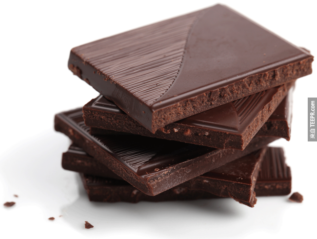 11. 經常吃黑巧克力有助減少心臟病的風險。