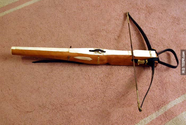 15. 钢弩(Arbalest)：这比较古早的弩，一分钟可以射出两发弩箭。有人认为这样的武器并不公平，它会直接杀死对手骑士或是士兵，而对方可能已经接受了一辈子的训练，这样对他们而言，并不是光荣的死法。