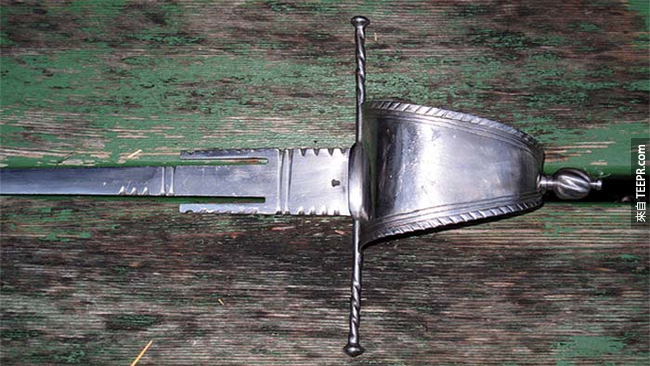 3. 碎剑装置：这个铸造在剑上头的「牙齿」是给技巧性的剑客使用，它会夹住对手的剑，靠着扭转来折断对方的剑。