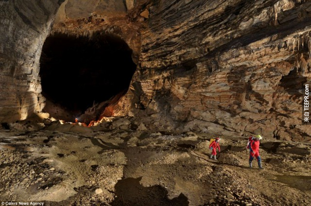 二王洞穴是由较少的奥灰莱姆石（   Ordovician limestone ）所组成。而它的地理位置十分靠近另外一个巨大的洞穴：三王洞穴。 