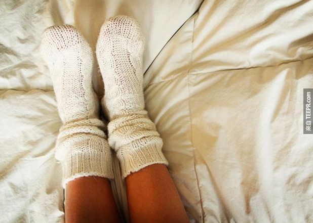 10. 穿袜子睡觉感觉很温暖，但在床上穿袜子会阻挡你身体细胞的气体交换，这不仅会对你的皮肤细胞造成损伤，对大脑细胞也是。