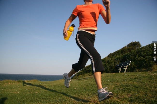 6. 多运动很好，但也要适量，像是慢跑会增加你关节炎的风险，尤其是你的膝盖。
