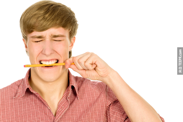 3. 我们思考的时候很喜欢咬笔，但这样容易让牙齿受伤、或是异位。