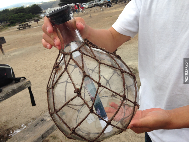這個瓶子被海浪衝上岸，被一些正在晒日光浴的人發現了。